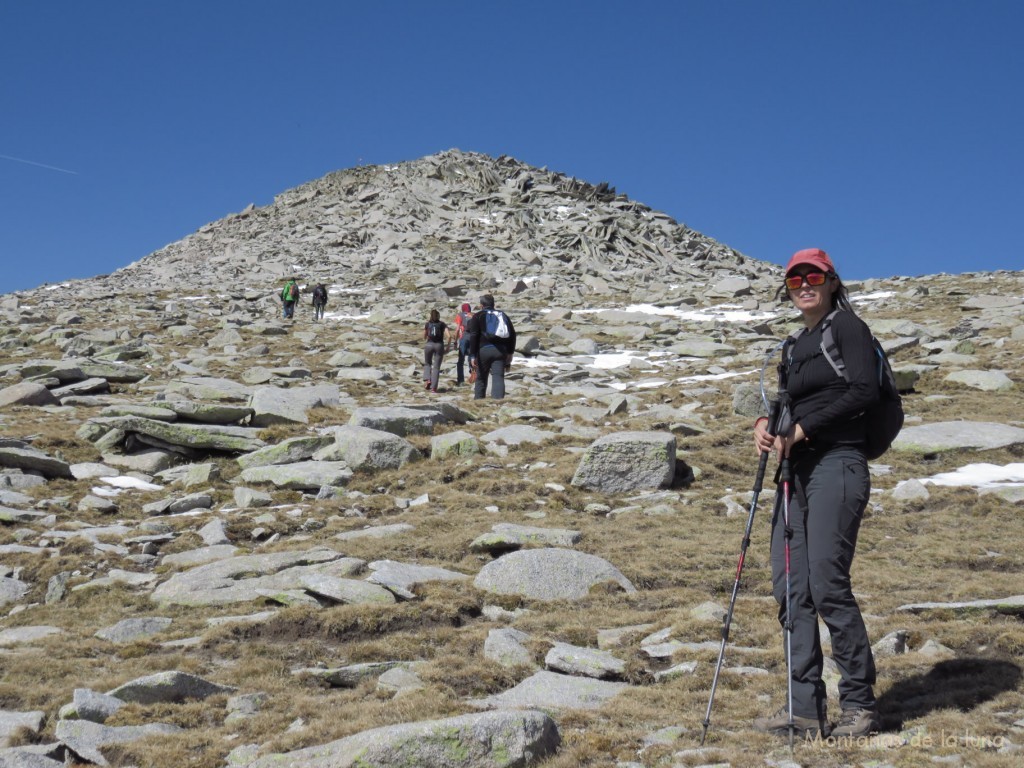 Delante Zaida llegando a la cima del Puigpedrós